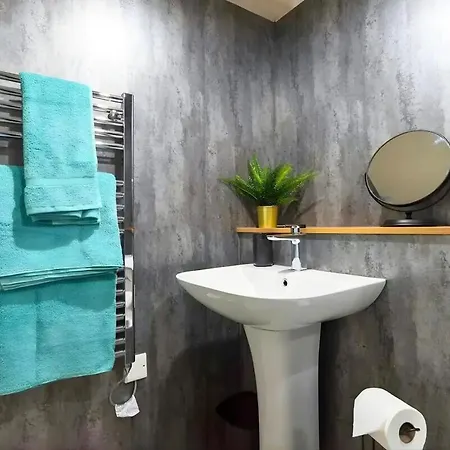 Apartamento 1 Bedroom By Brookland Serviced & Short Lets In *