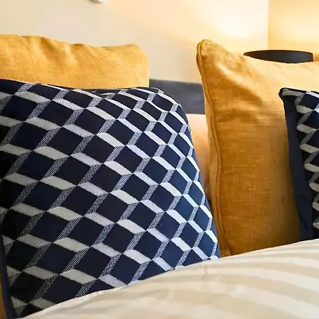 1 Bedroom By Brookland Serviced & Short Lets In 利兹